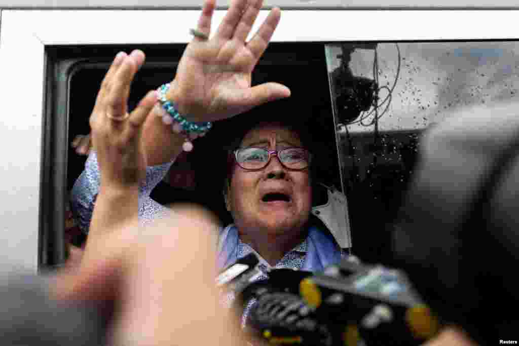 Поранешната сенаторка на Филипините Лејла де Лима им мавта на своите приврзаници пред Салата на правдата во Мунтинлупа, откако доби кауција по шест години во притвор, во Мунтинлупа.