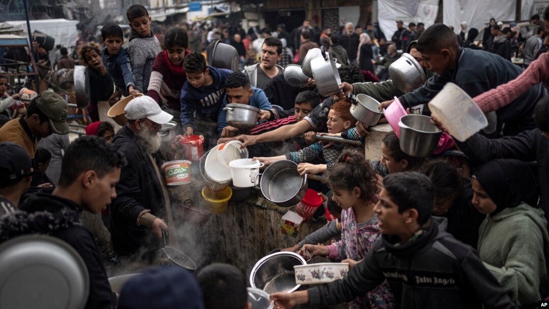 ARHIVA - Palestinci u redu za hranu u Rafi, u Pojasu Gaze, 21. decembra 2023 (Foto: AP/Fatima Shbair)
