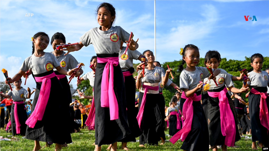 Desde Indonesia: Niños bailan la danza tradicional balinesa durante la celebración de la víspera de Año Nuevo en Denpasar, la isla turística de Bali, Indonesia, el 31 de diciembre de 2023.