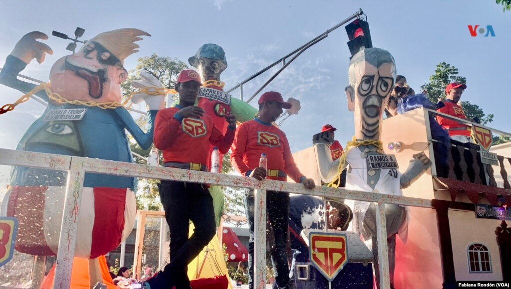 Carroza “súper bigote” quien llevaba una escultura del presidente Nicolás Maduro y mensajes en contra de políticos vinculados a la oposición venezolana y a Donald Trump.