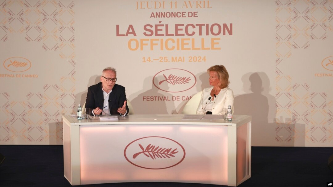Predsednica Kanskog filmskog festivala Iris Knobloh i generalni delegat filmskog festivala u Kanu Tijeri Fremo najavljuju sastav Međunarodnog filmskog festivala u Kanu za predstojeće 77. izdanje festivala, u četvrtak, 11. aprila 2024. u Parizu. (Foto: AP/Aurelien Morissard)