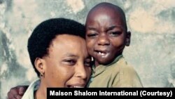 Margueritte Barankitse, kumwe na Dieudonne, ari mu bana bafashijwe na Maison Shalom igitangura mu 1993.