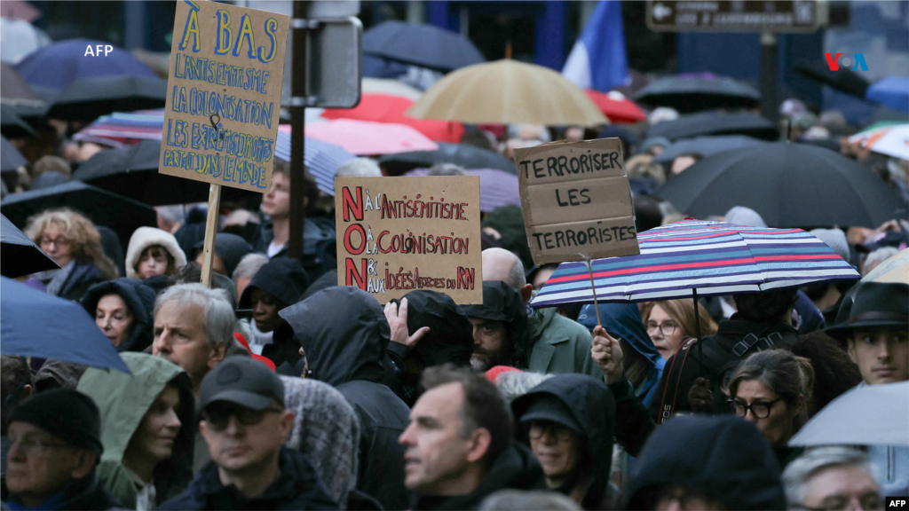 Manifestantes participan en una marcha contra el antisemitismo en París, Francia, con pancartas que tenían mensajes como &quot;Detener el antisemitismo, detener la colonización, detener los partidos de extrema derecha en todo el mundo&quot;.