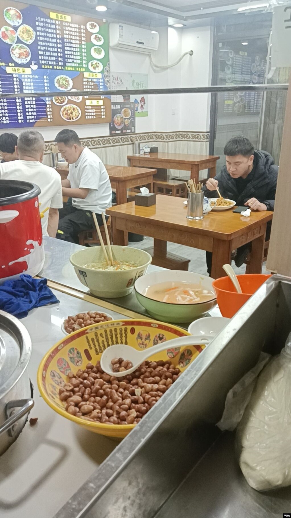 王创在义乌开的牛肉面馆 (王创提供)(photo:VOA)