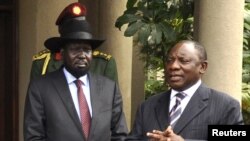 Rais wa Sudan Kusini Salva Kiir (kulia) akizungumza na Rais wa Afrika Kusini Cyril Ramaphosa huko Juba, terehe 2 Juni 2015. Picha na REUTERS/Jok Solomun