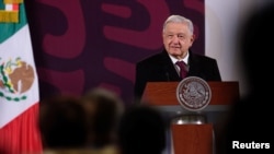 El presidente de México, Andrés Manuel López Obrador, habla durante su conferencia de prensa matutina en el Palacio Nacional en la Ciudad de México, el 29 de enero de 2024. Cientos de periodistas han sufrido la filtración reciente de datos personales.