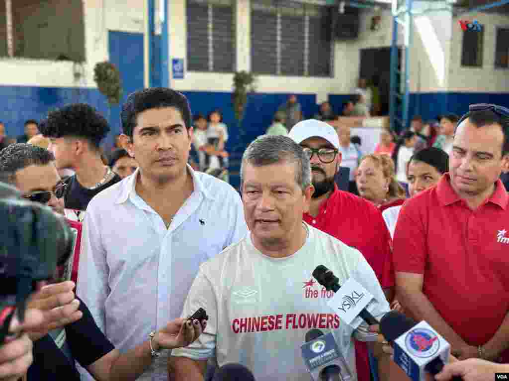 Manuel Flores, candidato presidencial por el Frente Farabundo Martí Para la Liberación Nacional (FMLN),&nbsp;habla con la prensa tras emitir su voto el 4 de febrero de 2024.