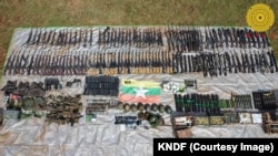 KNDF က ထုတ်ပြန်ထားသည့် ဓါတ်ပုံမှာတွေ့ရတဲ့ စစ်ကောင်စီထံက သိမ်းဆည်းရမိသည့်လက်နက်များ