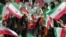 Para perempuan Iran mengibarkan bendera nasional saat mendukung tim nasional Iran berlaga dalam pertandingan sepak bola persahabatan melawan timnas Rusia di Stadion Azadi di Teheran, 23 Maret 2023 lalu.
