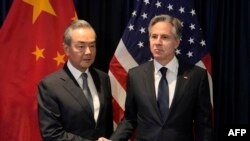 انڈو نیشیا میں آسیان کے اجلاس کے موقعے پر امریکی وزیرِ خارجہ انٹنی بلنکن اور اعلیٰ چینی سفارتکار وانگ یی کی ملاقات۔ فوٹو اے ایف پی 13 جولائی 2023