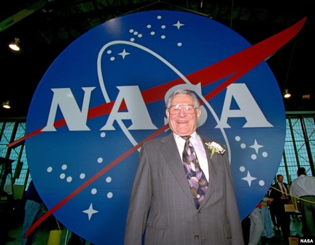 Джеймс Модарелли рядом с созданным им логотипом. Его карьера в НАСА началась с должности дизайнера в лаборатории, которая впоследствии стала Исследовательским центром Гленна
