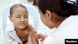 ရန်ကုန်မြို့မှာ ဝက်သက်ကာကွယ်ဆေးထိုးခံနေတဲ့ ကလေးငယ်တဦး (နိုဝင်ဘာ ၂၆၊ ၂၀၁၉)