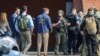 ကင်တာကီပြည်နယ် လူးဝစ်ဗေးမြို့လည် သေနတ်ပစ်ခတ်မှုဖြစ်ပွားရာနေရာအနီး ကင်တာကီပြည်နယ်အုပ်ချုပ်ရေးမှူး Andy Beshear ရဲတပ်ဖွဲ့ဝင်တွေကို စကားပြောဆိုနေစဉ် (ဧပြီ ၁၀၊ ၂၀၂၃)