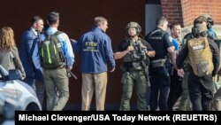 ကင်တာကီပြည်နယ် လူးဝစ်ဗေးမြို့လည် သေနတ်ပစ်ခတ်မှုဖြစ်ပွားရာနေရာအနီး ကင်တာကီပြည်နယ်အုပ်ချုပ်ရေးမှူး Andy Beshear ရဲတပ်ဖွဲ့ဝင်တွေကို စကားပြောဆိုနေစဉ် (ဧပြီ ၁၀၊ ၂၀၂၃)
