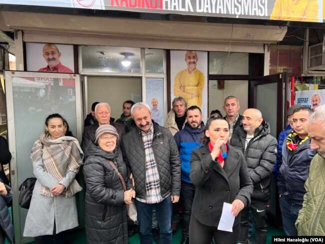 Maçoğlu, partisinin Kadıköy'deki bürosunun açılışı sırasında yanına gelen vatandaşlarla fotoğraf çektirdi.