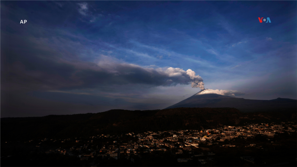  El volcán Popocatépetl expulsa ceniza y gases, visto desde Santiago Xalitzintla, México, el 24 de mayo de 2023.   