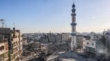Una vista general muestra el edificio destruido y los escombros de la mezquita de al-Faruq el 22 de febrero de 2024, tras un ataque aéreo israelí nocturno en el campo de refugiados de Rafah, en el sur de la Franja de Gaza.