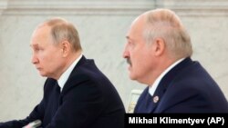 (Архивное фото) Александр Лукашенко и Владимир Путин.