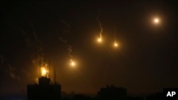 Ushtria izraelite hedh ndriçues në qiejt e Gazës (30 tetor 2023)