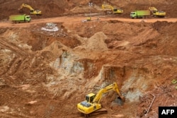 Pekerja menggunakan ekskavator saat eksplorasi bijih nikel oleh Gema Kreasi Perdana (GKP) di Pulau Wawonii, Sulawesi Tenggara. (Foto: AFP)