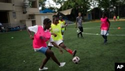 Adolescentes juegan fútbol en Union School en Puerto Príncipe, Haití, el lunes 5 de junio de 2023. El programa de fútbol de la escuela tiene como objetivo mantener a los niños alejados de las calles, evitar que se unan a las pandillas y reclutar a las nuevas estrellas.