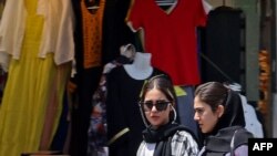 2023年7月18日，伊朗妇女在德黑兰购物。近日警方重新启动巡逻，以抓捕越来越多不顾严格着装规定、在公共场合不戴头巾遮盖头发的妇女。(法新社图片)