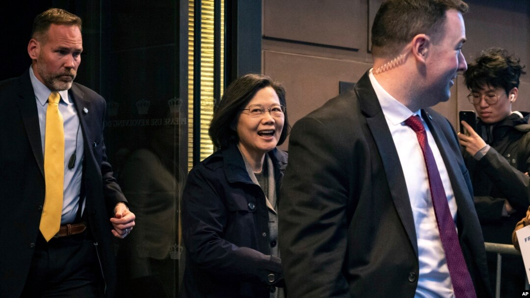 Tổng thống Đài Loan Thái Anh Văn rời một khách sạn ở New York ngày 29/3/2023.