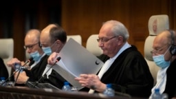 Hakim dan wakil presiden Kirill Gevorgian dari Rusia(kedua dari kanan), mulai membacakan putusan Mahkamah Internasional, pengadilan tinggi PBB, terkait perselisihan Iran-AS atas pembekuan rekening bank Iran di Den Haag, Belanda, 30 Maret 2023. (AP/Peter Dejong)