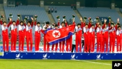 지난 2014년 10월 인천 아시안게임에서 우승한 북한 여자축구 국가대표팀이 시상대에 올랐다.