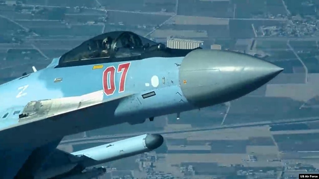 2023年7月23日，一架俄罗斯战斗机危险地飞近一架美国MQ-9无人机，然后直接在这架正在叙利亚执行任务的无人机上空发射热焰弹。（美国空军照片）