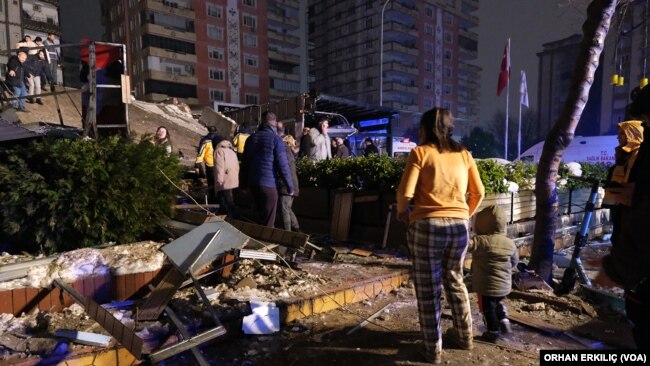 Gaziantep'te deprem sonrası insanlar yıkılan binanın enkazı başında