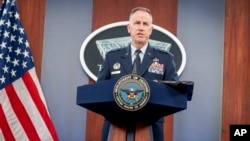Sekretar za štampu Pentagona, general-major Pat Ryder govori tokom brifinga za novinare u Pentagonu, blizu Washingtona, 15. aprila 2024.
