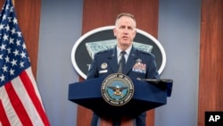 ARCHIVO - El secretario de Prensa del Pentágono, el mayor general Pat Ryder, habla durante una conferencia de prensa en el Pentágono, cerca de Washington, el 15 de abril de 2024.