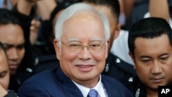 Mantan Perdana Menteri Malaysia Najib Razak masuk ke dalam mobil usai hadir di pengadilan di Pengadilan Tinggi Kuala Lumpur di Kuala Lumpur, Malaysia, pada 3 April 2019. (Foto: AP)