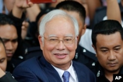 Mantan Perdana Menteri Malaysia Najib Razak masuk ke dalam mobil usai hadir di pengadilan di Pengadilan Tinggi Kuala Lumpur di Kuala Lumpur, Malaysia, pada 3 April 2019. (Foto: AP)