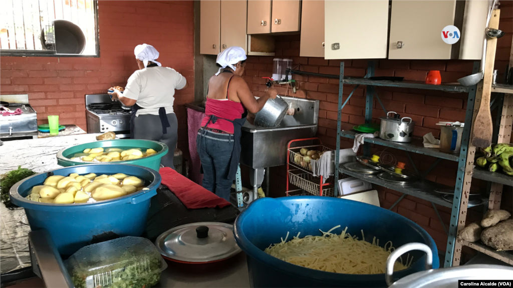 En la cocina cada madre, padre o abuela tiene una tarea definida que empiezan muy temprano para garantizar que, a mediodía, todo esté listo para servir almuerzo a los cien beneficiarios de ese comedor.