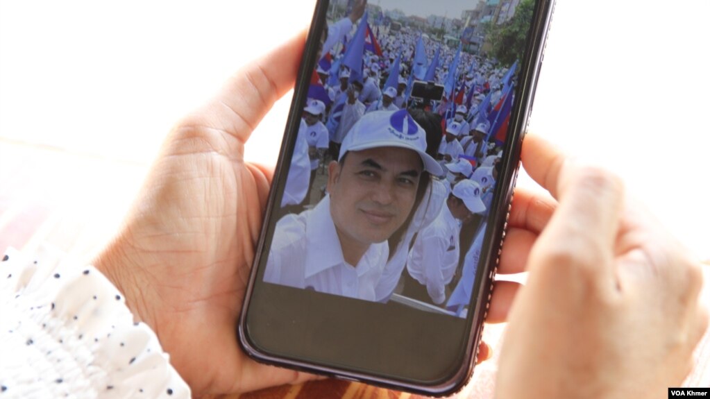 អ្នកស្រី ឡង់ សូដានី អង្គុយមើលរូបស្វាមី គឺលោក ខឹម ចាន់វណ្ណៈនុងសង្កាត់កាកាបទី១ ខណ្ឌពោធិ៍សែនជ័យ កាលពីថ្ងៃទី៨ ខែកុម្ភៈ ឆ្នាំ២០២៤។ (លាស់ លីបលីប/វីអូអេ)
