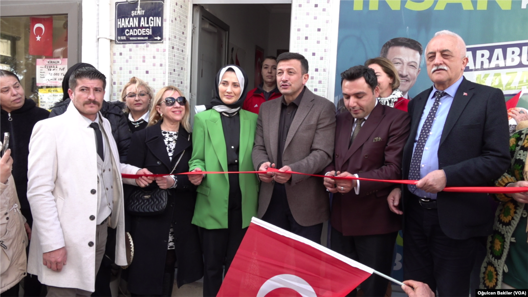 Hamza Dağ, AK Parti Karaburun İlçe Belediye Başkan Adayı Eyüp Kaykaç ile ilçedeki seçim ofisinin açılışını yaptı.