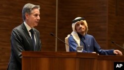 Госсекретарь Энтони Блинкен выступает во время совместной пресс-конференции с премьер-министром и министром иностранных дел Катара Мухаммедом бин Абдель Рахманом Аль Тани в Дохе, Катар. 6 февраля 2024 года.