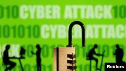 '사이버 공격'이라는 문구를 배경으로 한 자물쇠 이미지