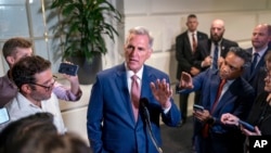 El presidente de la Cámara de Representantes de EEUU, Kevin McCarthy, habla con los reporteros en el Capitolio, en Washington DC, el 14 de septiembre de 2023.