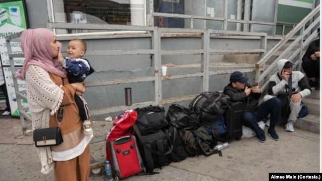 Migrantes esperan en la entrada de la garita peatonal de San Ysidro en Tijuana, para solicitar asilo en Estados Unidos. Foto: Aimee Melo