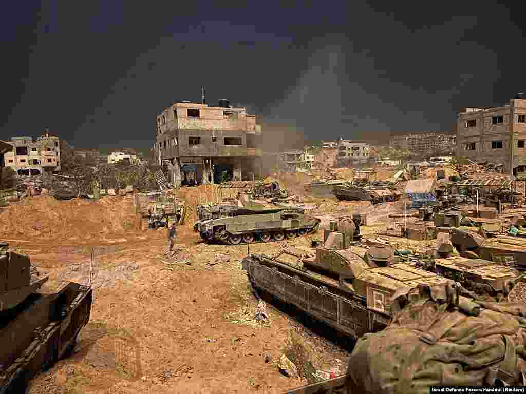 Оклопни возила на израелските одбранбени сили (ИДФ) се забележани за време на нивните копнени операции на локација наведена како Газа.