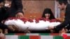 نمایش جسد ساختگی یک سرباز مفقود در جنگ ایران و عراق به پدر و مادرش در برنامه شبکه ۳ صدا و سیمای جمهوری اسلامی. تصویر برگرفته از ویدیو.