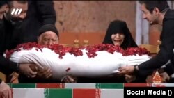 نمایش جسد ساختگی یک سرباز مفقود در جنگ ایران و عراق به پدر و مادرش در برنامه شبکه ۳ صدا و سیمای جمهوری اسلامی. تصویر برگرفته از ویدیو.