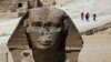 FILE - Pengunjung berjalan di dekat patung Sphinx di dataran tinggi piramida Giza di Giza, Mesir, 9 Agustus 2022. (REUTERS/Amr Abdallah Dalsh)