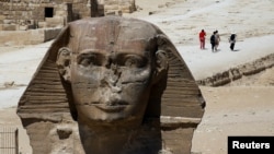 FILE - Pengunjung berjalan di dekat patung Sphinx di dataran tinggi piramida Giza di Giza, Mesir, 9 Agustus 2022. (REUTERS/Amr Abdallah Dalsh)