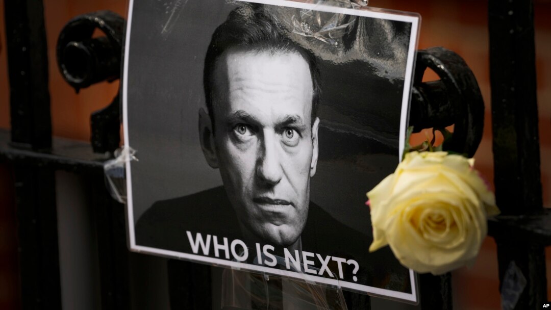Sekuntum bunga dan foto yang diletakan sebagai penghormatan kepada politisi Rusia Alexey Navalny, di dekat Kedutaan Besar Rusia di London, 18 Februari 2024. (Foto: AP)