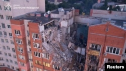俄军星期五对乌克兰中南部城市第聂伯罗市发动导弹袭击，一栋九层公寓楼被击中，至少一人死亡、12人受伤。