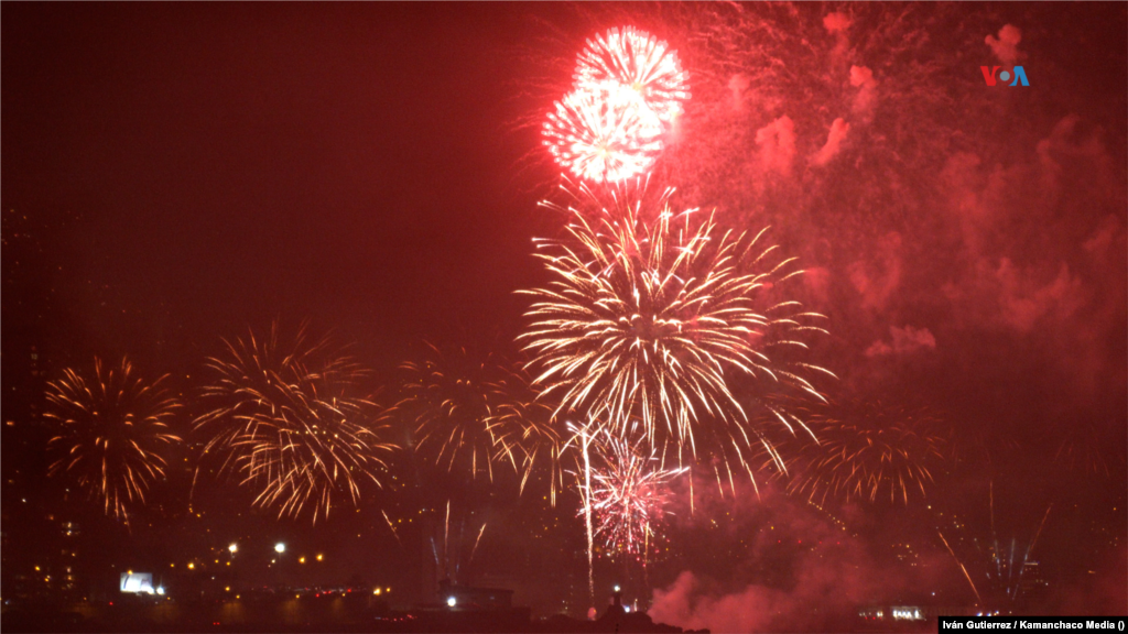 Veinte minutos aproximados de fuegos artificiales fueron lanzados en Viña del Mar y Valparaíso.&nbsp;